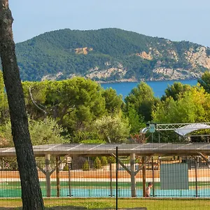 https://camping-les-dauphins.fr-provencehotel.com